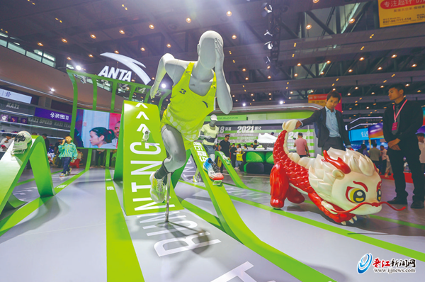 澳门皇冠当家爆款齐聚 拳头产品云集 鞋（体）博会现场含“新”量十足(图1)