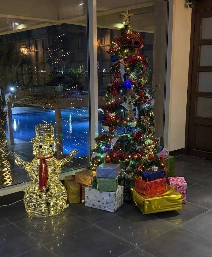 皇冠新体育官方U22国足训练后游迪拜！海港铁卫偶遇巴萨新星王钰栋穿热刺球衣(图3)