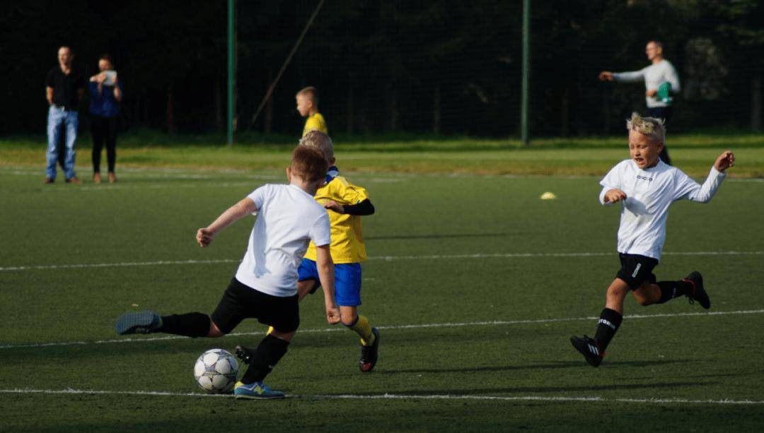 澳门皇冠|练习足球感受挫折比获得成绩更重要(图5)